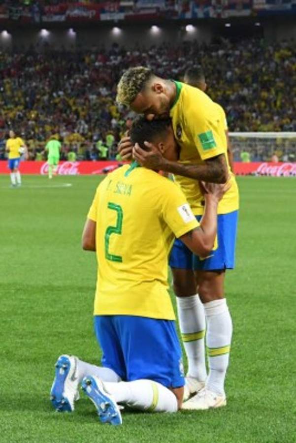 CURIOSO: El show de Neymar, jugador queda 'desnudo' y ¡pelea en las gradas!