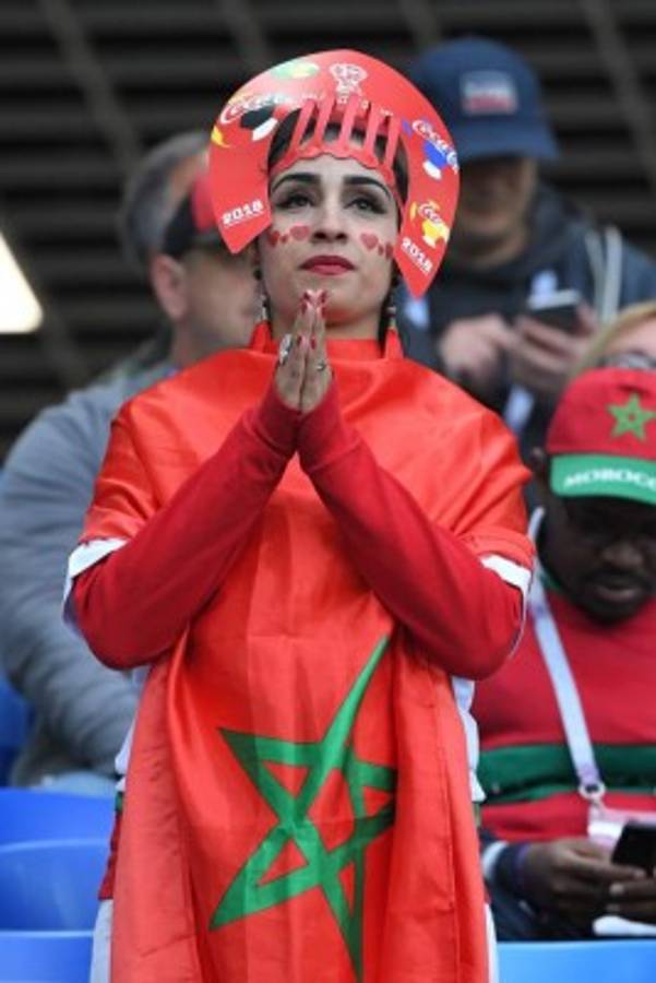 NO VISTE EN TV: Festejo de España, chicas lindas y jugador regaló sus botines