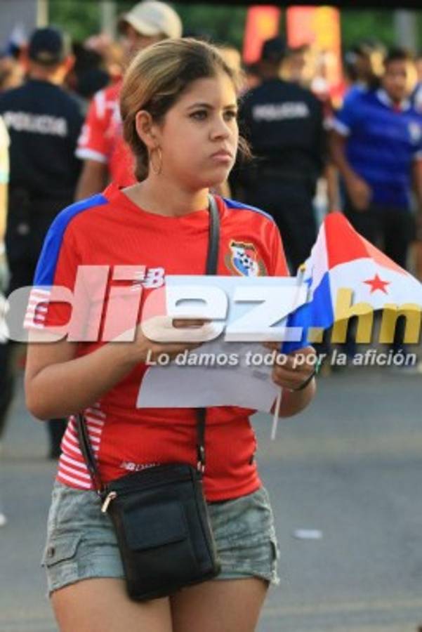 ¡Belleza! Las encantadoras chicas que adornaron el Panamá-Honduras