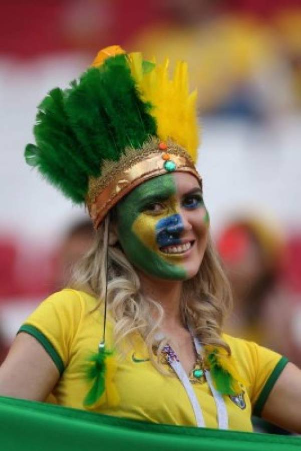 Garotas ponen belleza en el Mundial de Rusia en juego de Brasil-Bélgica