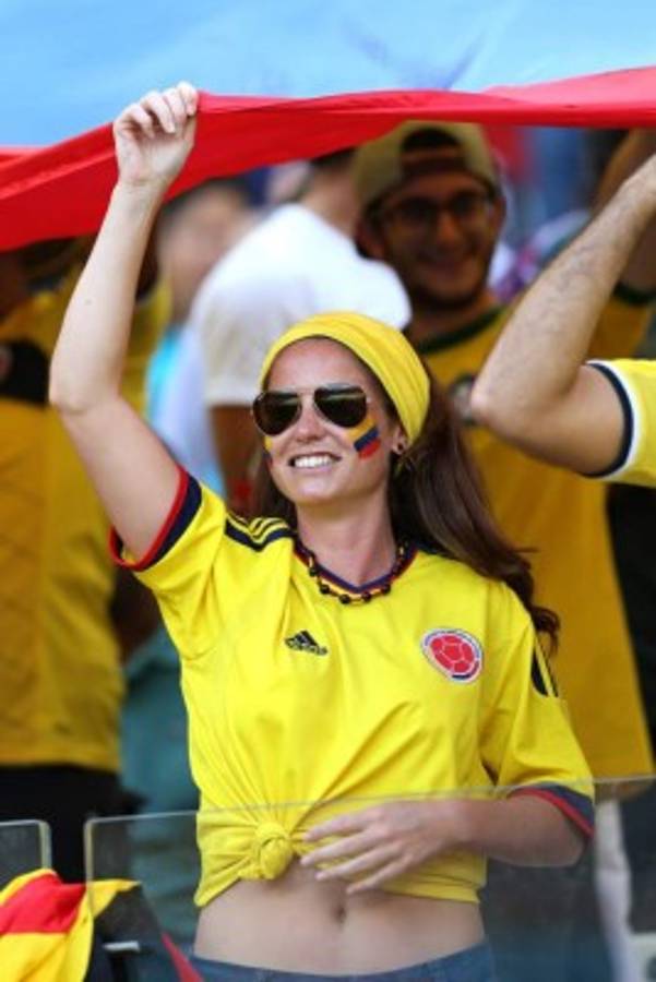 Las hermosas colombianas y su fiesta en partido Colombia-Grecia