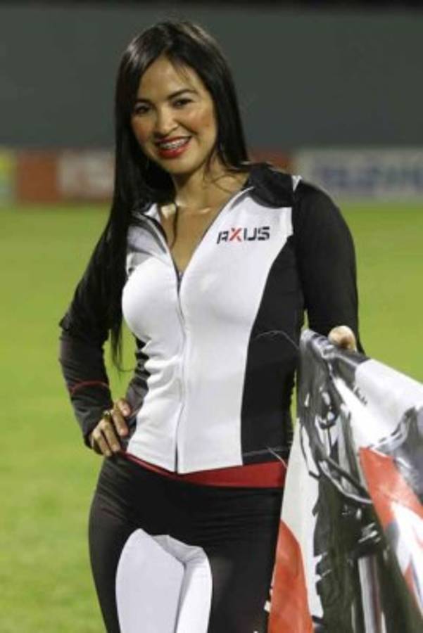 ¡HERMOSAS! Una Reina de Belleza entre las chicas lindas que asistieron a los estadios
