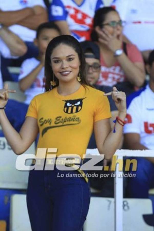 NO SE VIO POR TV: Peleas, legionarios y belleza en las gradas de los estadios hondureños