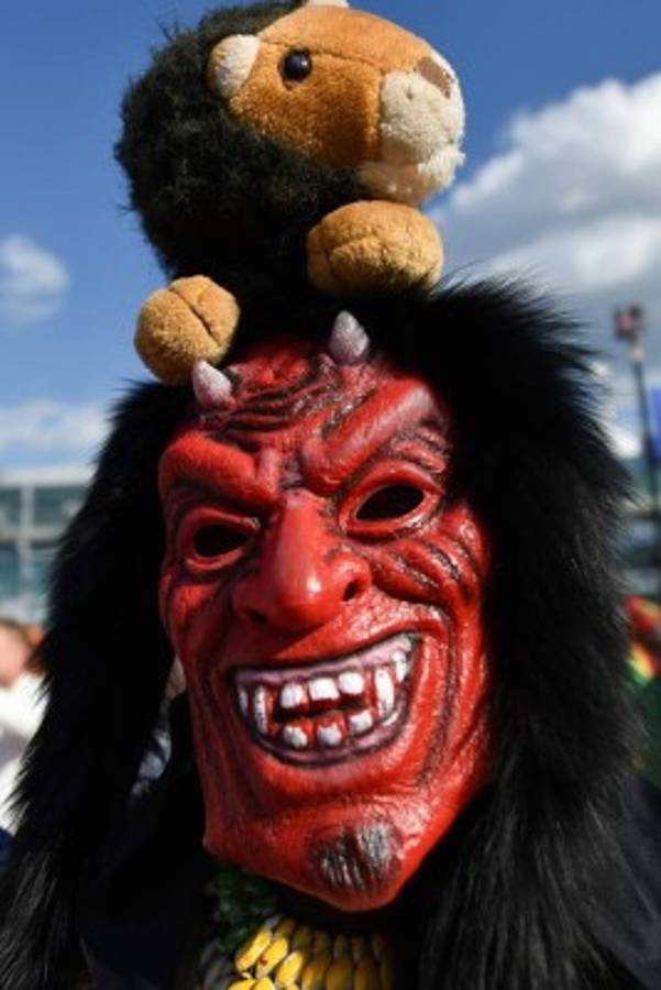 Dos culturas diferentes, una sola pasión: Hinchas de Senegal y Japón engalanaron el partido