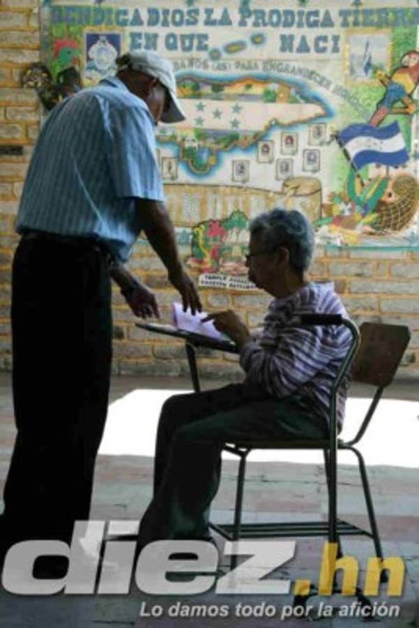 Curiosas: Urnas llevadas a caballo, alcalde se pone a bailar y niños la sensación