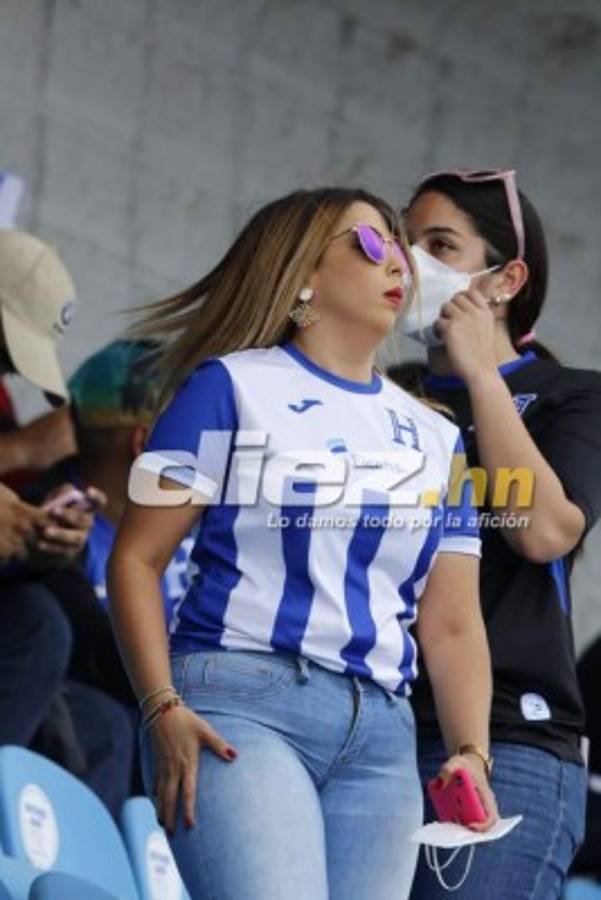 ¿Quién es la rubia? Las hermosas catrachas que adornan el Honduras vs. Costa Rica en el Olímpico