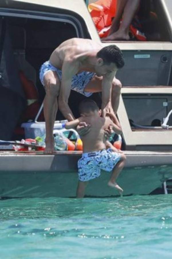 Fotos: Crack del Barcelona es captado disfrutando en Ibiza... ¡con tres bellezas!