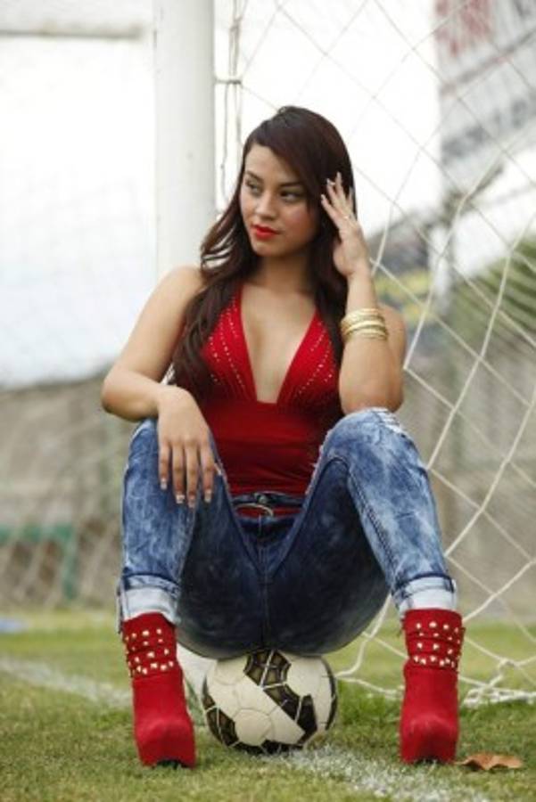 FOTOS: La hermosa Karen Mitchell, la sexy fanática del Marathón