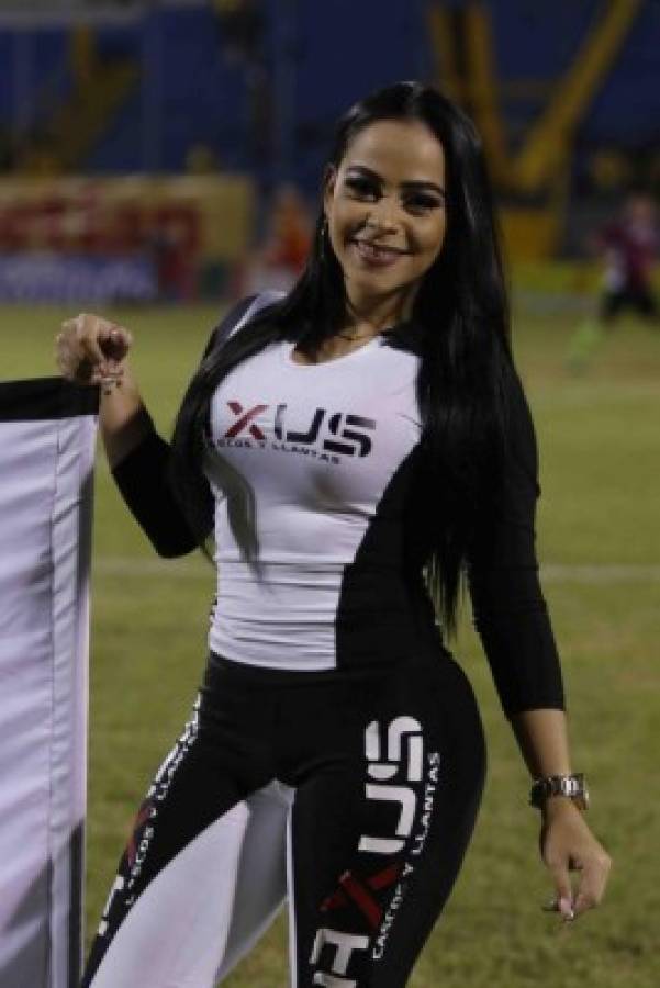 Jeimy Álvarez, la linda hondureña que se roba las miradas en los estadios