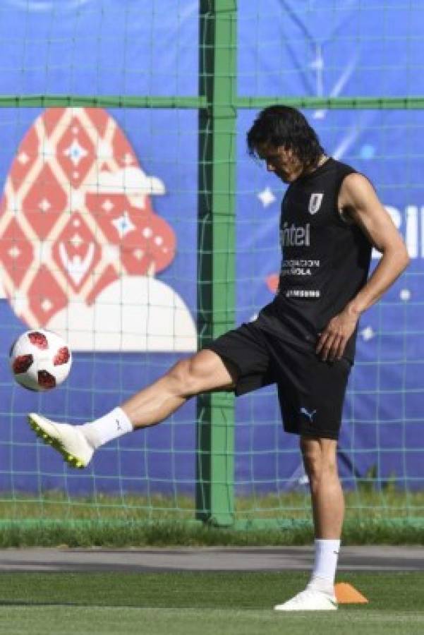 Uruguay's forward Edinson Cavani attends a training session on July 5, 2018 at the Sports Centre Borsky, in Nizhny Novgorod on the eve of their Russia 2018 World Cup quarter final football match against France. / AFP PHOTO / Martin BERNETTI