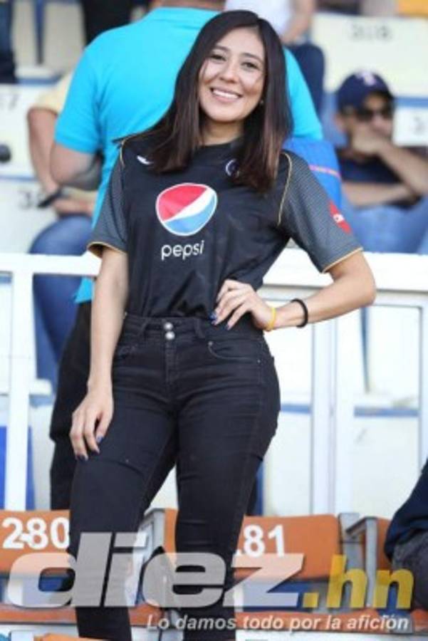 ¡Sensuales! El lado infartante del clásico Motagua-Olimpia en el estadio Nacional