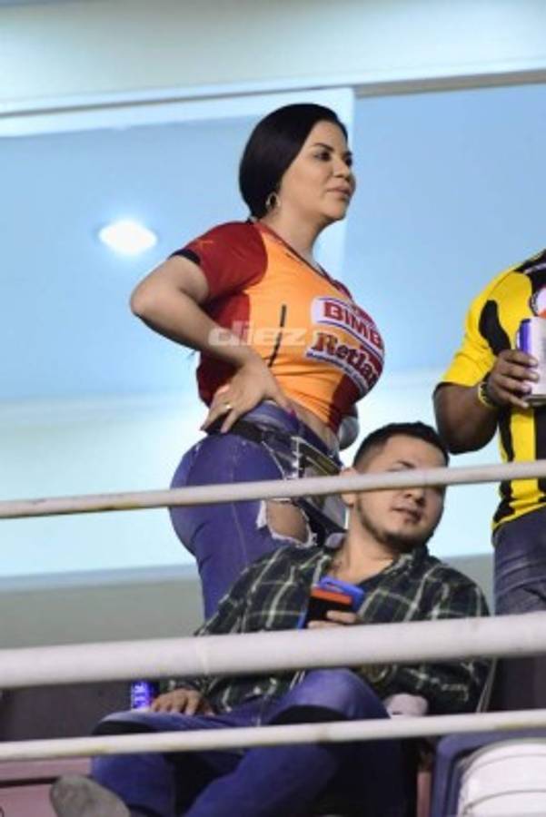 La chica del palco, el invitado especial y el hermoso detalle de Troglio en su gorra