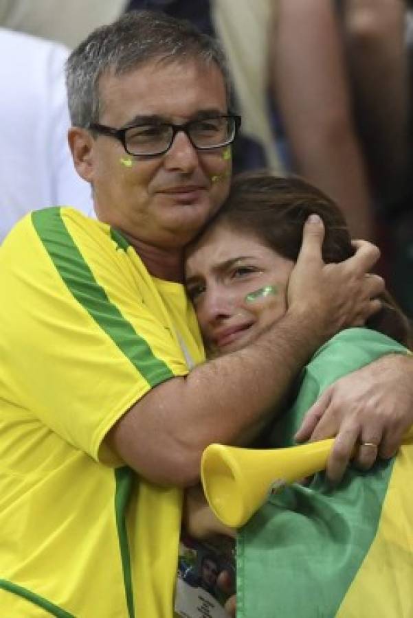 DOLOR: El llanto y sufrimiento de aficionados brasileños tras eliminación de Rusia 2018