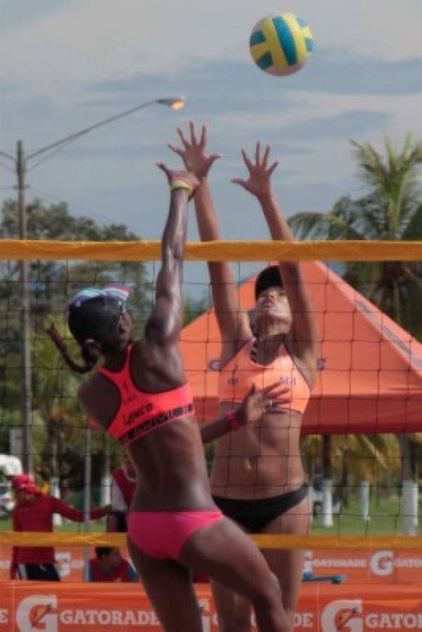 Las reinas del voleibol de playa en Puerto Cortés