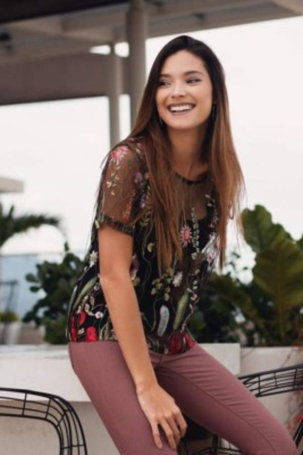 María José González, la periodista tica que enamora con su carisma y sonrisa