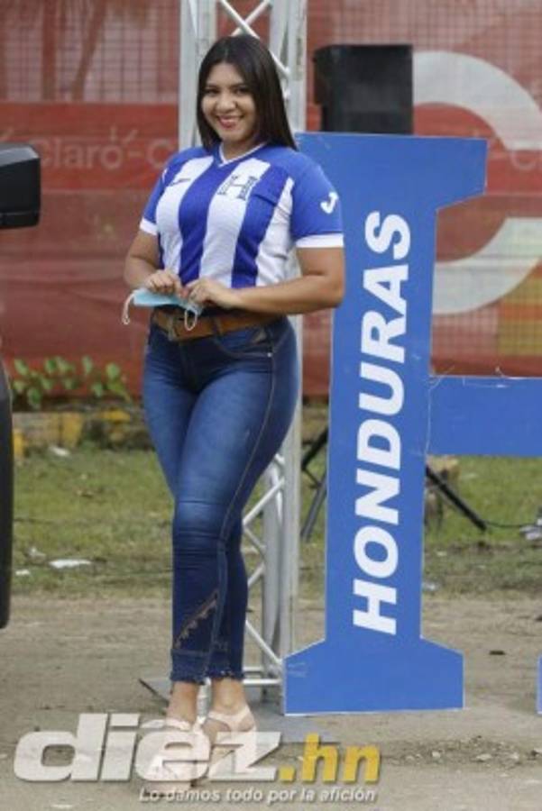 Bellas presentadoras y aficionadas deslumbraron en el estadio Olímpico para el Honduras-Panamá