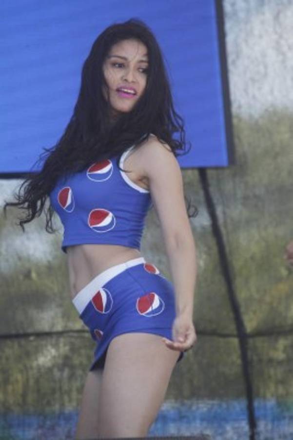 Así se divierten las bellas chicas en las playas de Honduras