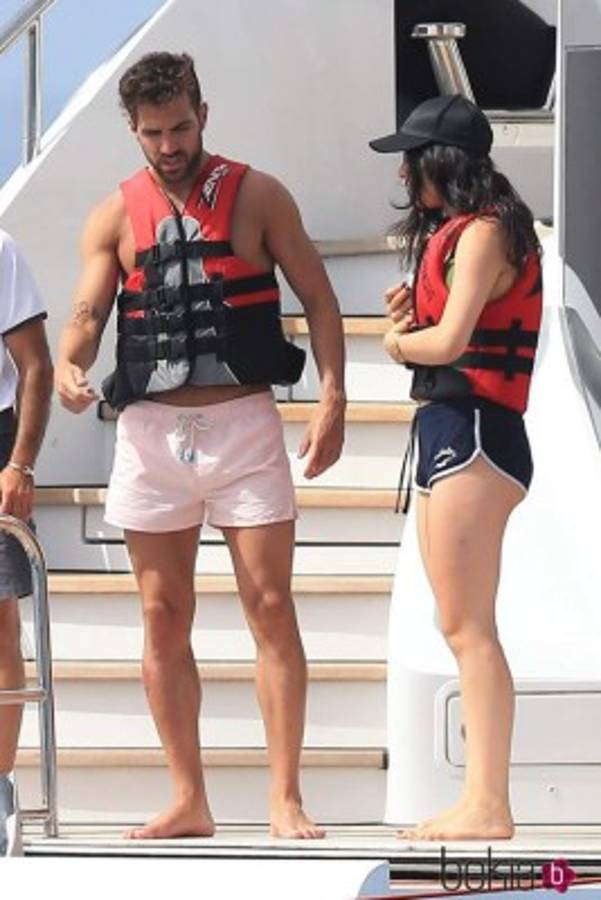 Las vacaciones de Fábregas y su infartante mujer en Ibiza