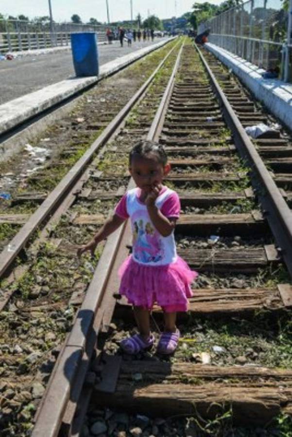 FOTOS: Desmayadas, frío y mucho sufrimiento en caravana de migrantes