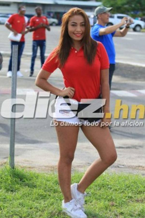 ¡Belleza! Las encantadoras chicas que adornaron el Panamá-Honduras