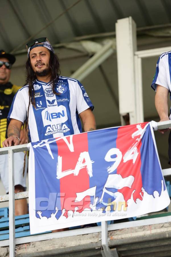 Diego Vázquez viendo al Real España, las preciosas chicas y los aficionados del Cartaginés que sufrieron en el Morazán