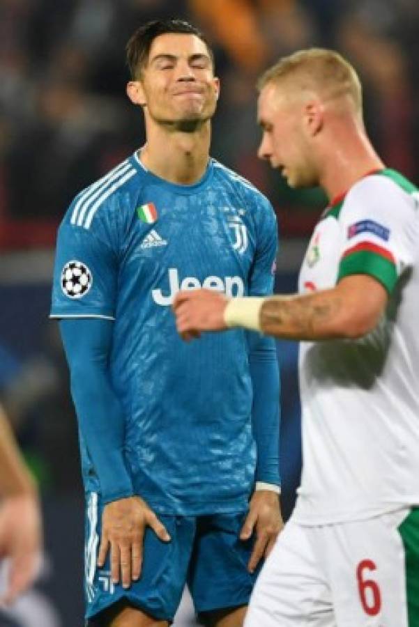 No le dio la mano: Sarri sacó a Cristiano Ronaldo al minuto 81 y estalló de la bronca