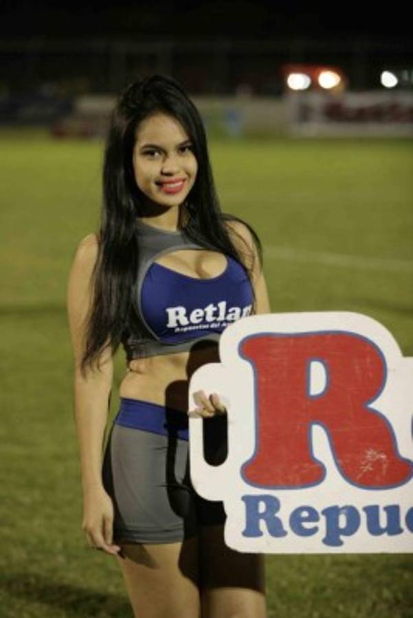 ¿Quién es la chica de rojo que engalanó el inicio de la jornada de Liga Nacional?