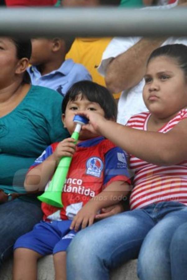 El emotivo festejo de Pedro Troglio, Firulais en la cancha y la fiesta blanca en Tocoa