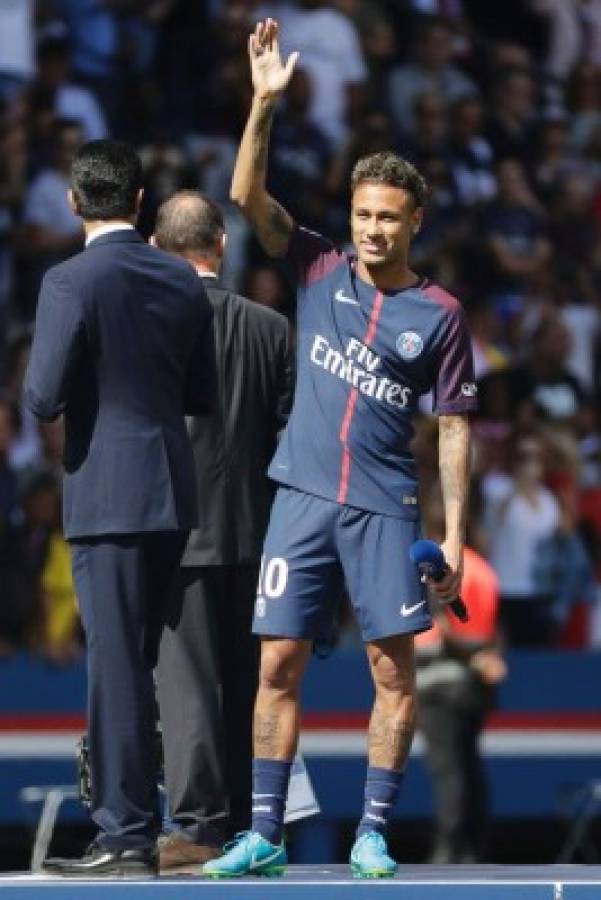 Neymar desata la locura en su presentación en el Parque de los Príncipes