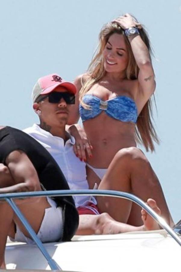 Firmino se relaja en lujoso yate junto a su esposa Larissa previo a la final de Champions
