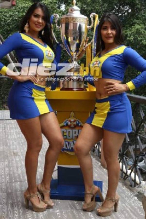 FOTOS: Clara y Bella, las muñecas que adornaron la Copa de campeón