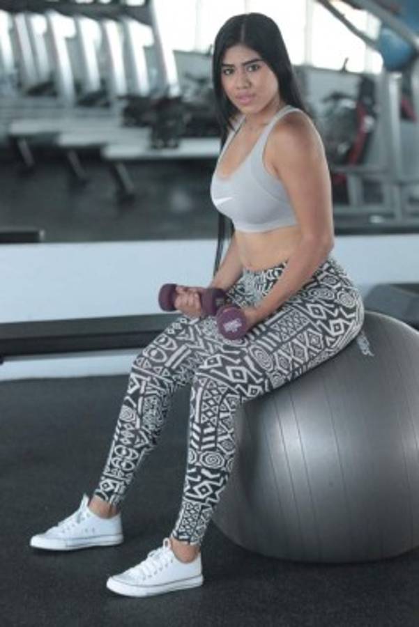 Ella es Alejandra Deras, la bella catracha que haría una locura por Ronaldinho