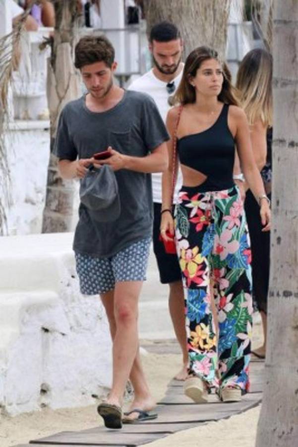 Los cracks del fútbol vacacionan y uno 'engaña' a su mujer en pleno vuelo