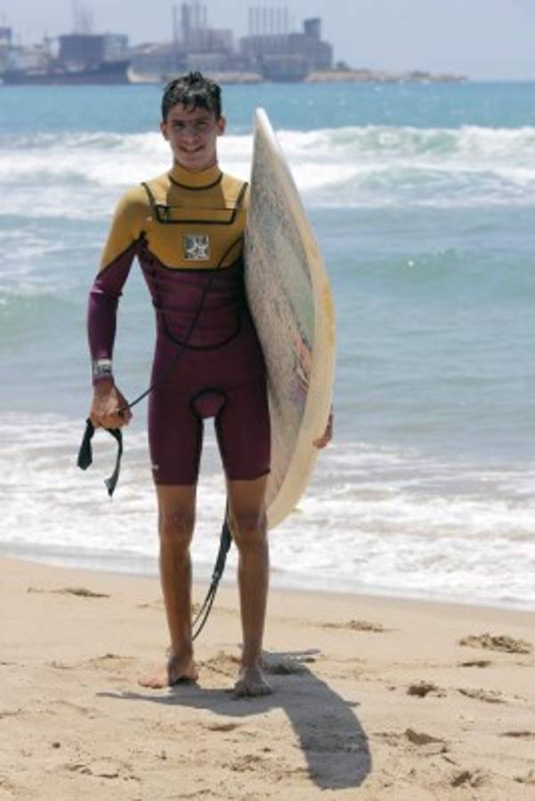 ¡Vaya historia! Sirio huye de la guerra, descubre el mar y se lanza al surf   