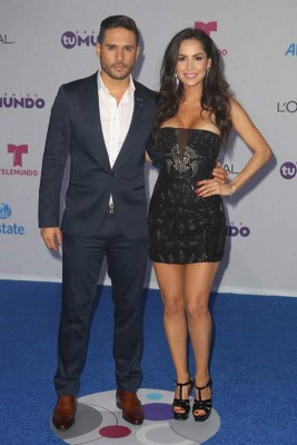 Carmen Villalobos y Sebastián Caicedo reciben en el Camp Nou su mejor regalo de bodas