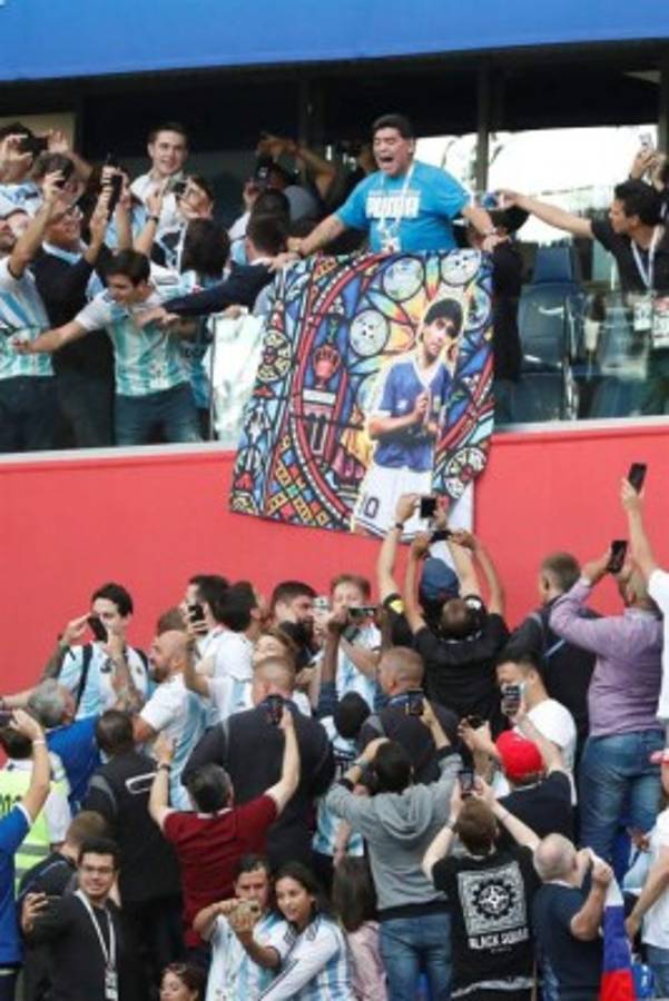 Lo que no se vio en TV: La fría celebración de Sampaoli con Messi y el show de Maradona en las gradas
