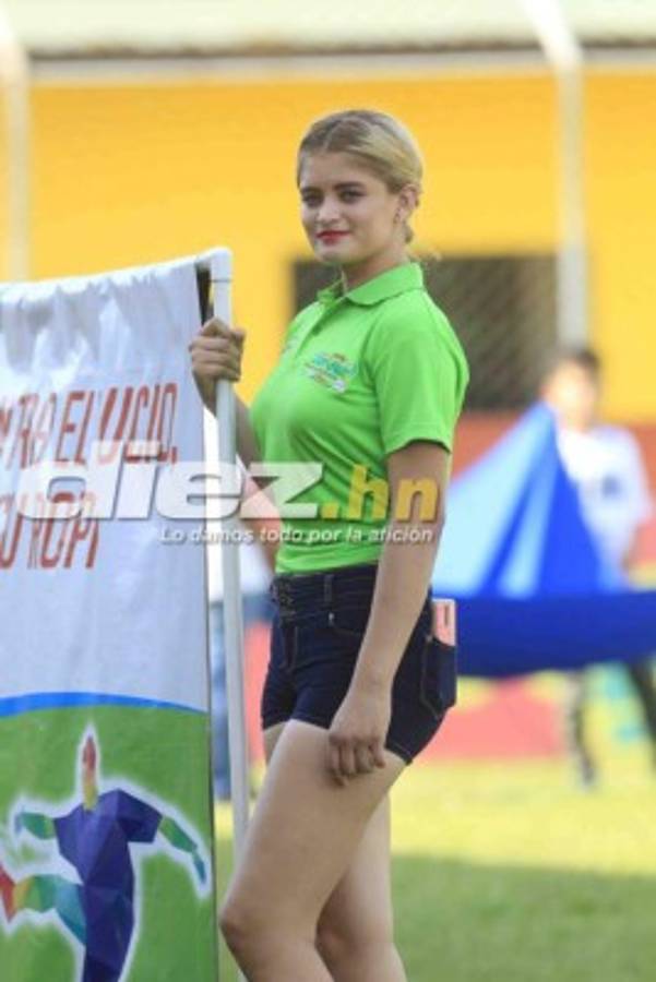 NO VISTE EN TV: Lluvia de huevos, pancartas en el Nacional y chicas lindas