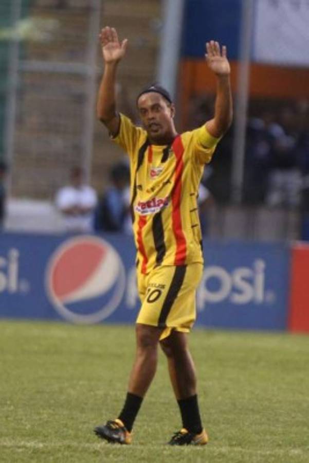 Famosos artistas y futbolistas que han posado con la camisa de clubes hondureños y de la Selección Nacional