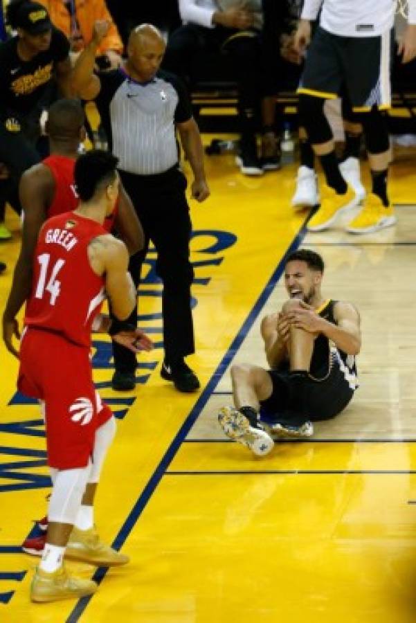 OAKLAND, CALIFORNIA - JUNE 13: Klay Thompson #11 of the Golden State Warriors reacts after hurting his leg against the Toronto Raptors in the second half during Game Six of the 2019 NBA Finals at ORACLE Arena on June 13, 2019 in Oakland, California. NOTE TO USER: User expressly acknowledges and agrees that, by downloading and or using this photograph, User is consenting to the terms and conditions of the Getty Images License Agreement. Lachlan Cunningham/Getty Images/AFP