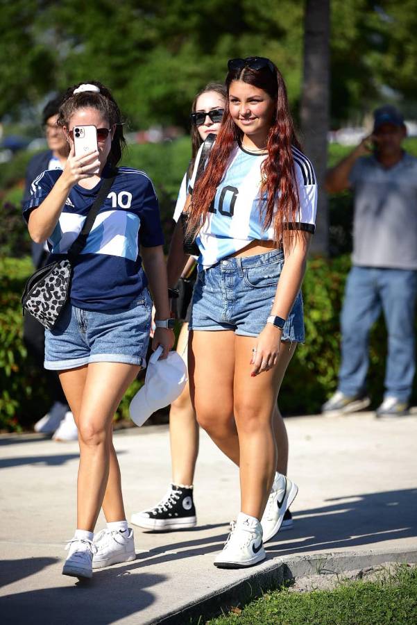 ¡Un espectáculo! La deslumbrante pasarela en el Argentina-Honduras: derroche de belleza en el Hard Rock de Miami