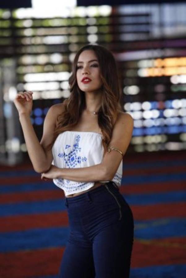 FOTOS: Ella es Sinea David, la chica de las noticias mas 'hot'