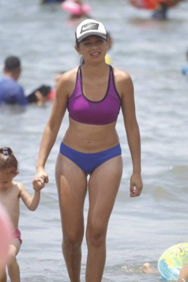 ¡Qué calor! Las playas de Honduras se llenaron de mujeres hermosas