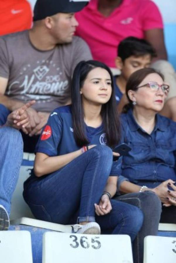 FOTOS: Las bellas chicas que adornaron la semifinal Motagua-Platense