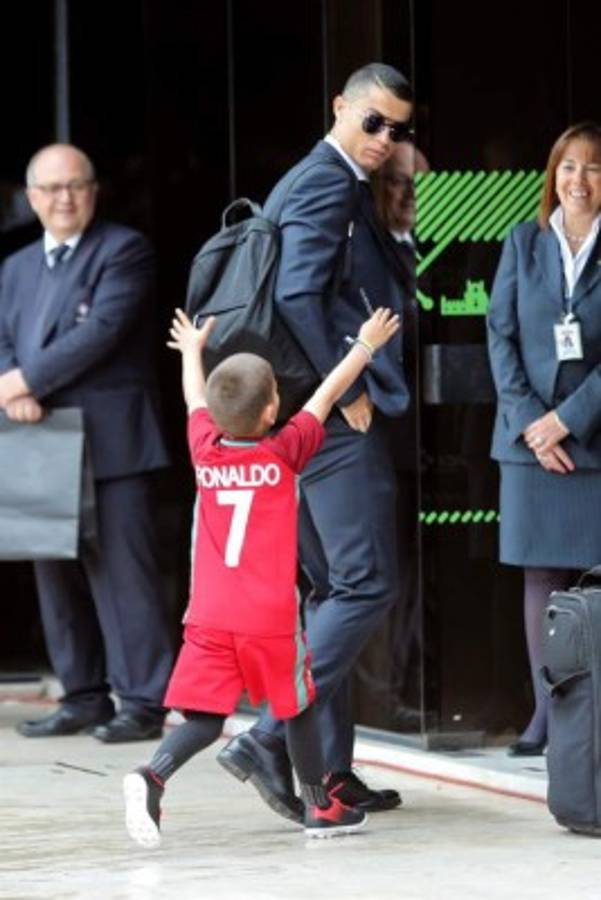 Cristiano y el niño: Así fue la espectacular llegada de Portugal a Rusia para disputar el Mundial