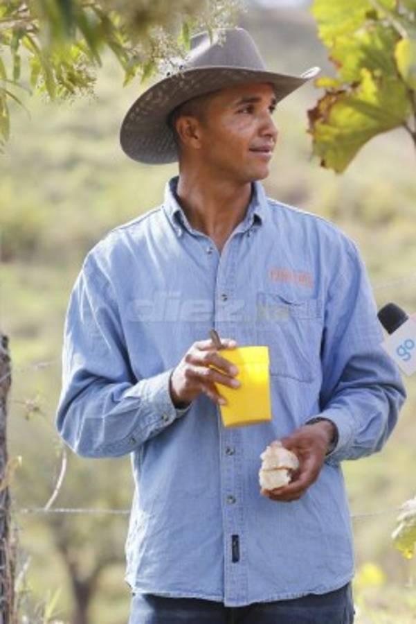 Donis Escober, ganadero: de sombrero y buen jinete; cambió la pelota por el ordeño de vacas