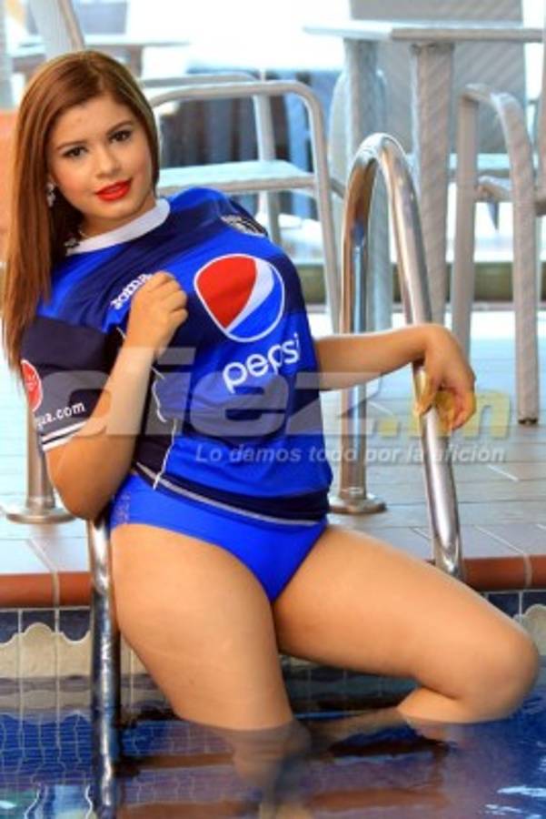 Así es Mariela Barahona, la sensual aficionada del Motagua
