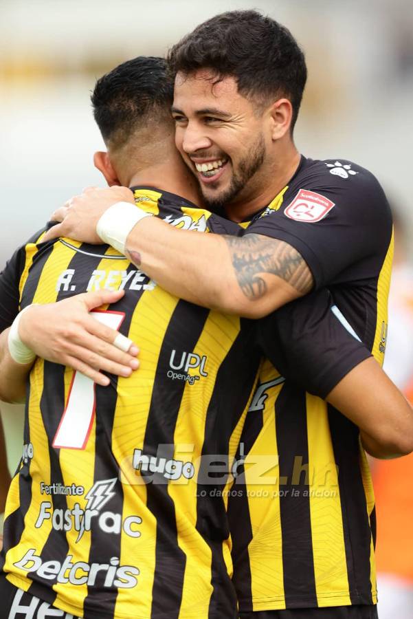 Diego Vázquez viendo al Real España, las preciosas chicas y los aficionados del Cartaginés que sufrieron en el Morazán