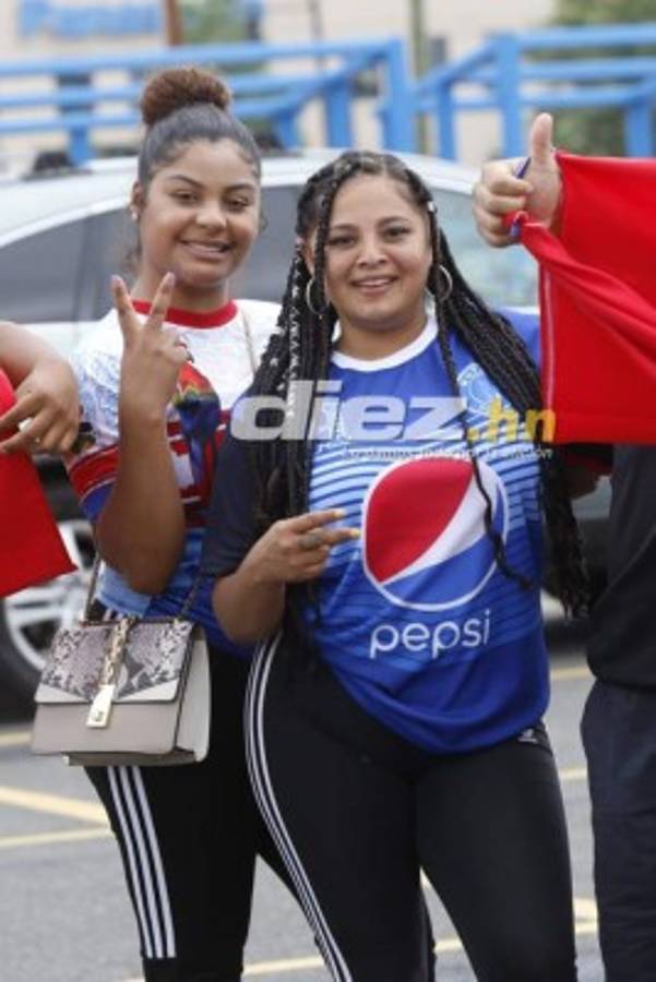 ¡Belleza y colorido! Ambientazo catracho en las afueras del Red Bull Arena para el Olimpia vs. Motagua