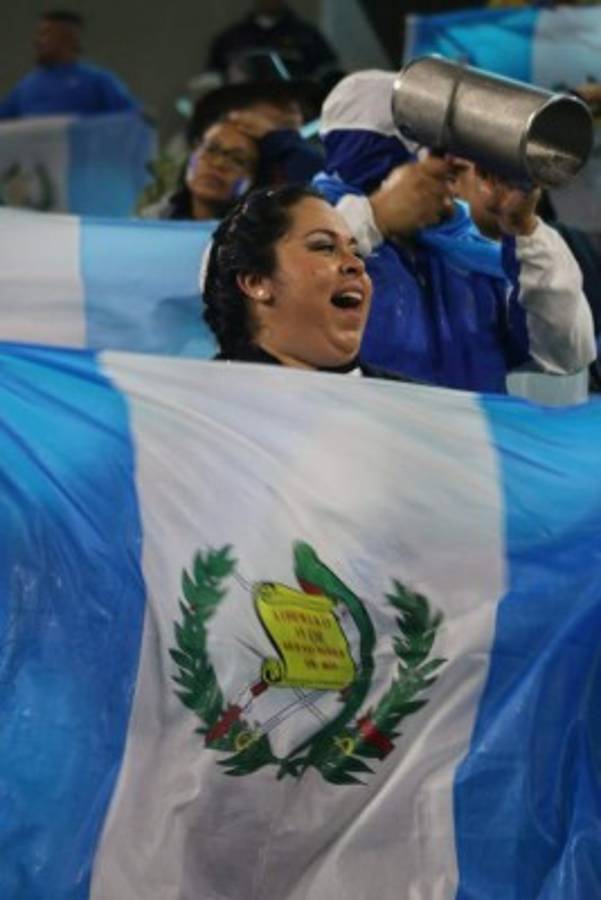 ¡Ni la lluvia los detuvo! Afición de El Salvador y Guatemala pone el ambiente en California
