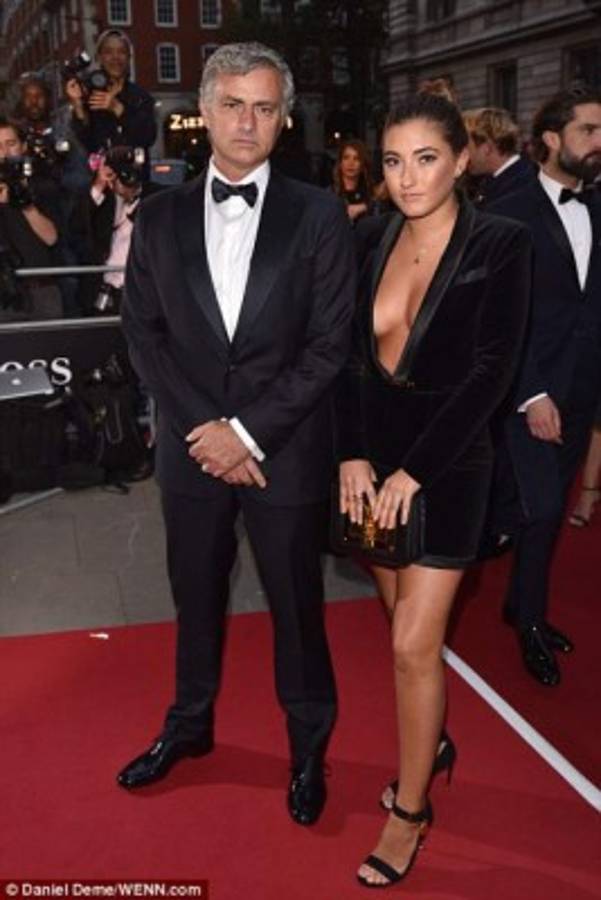 Hija de Mourinho levanta suspiros al acompañar a su padres los Premios GQ